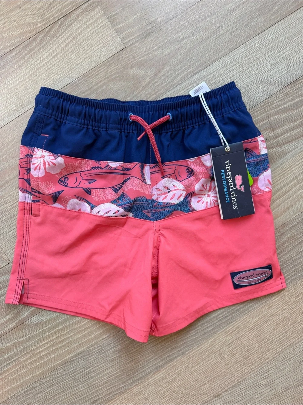 Vineyard Vines Coral & Navy Boys Swim Shorts with Fish Print nwt sz6